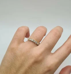 Demi-alliance or jaune sertie de diamants