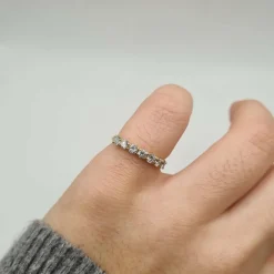 Demi-alliance or jaune sertie de diamants