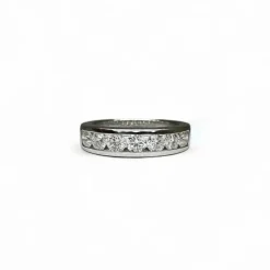 Demie alliance en or blanc sertie de diamants