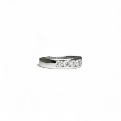 Demie alliance en or blanc sertie de diamants