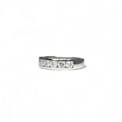 Demie alliance en or blanc sertie de diamants