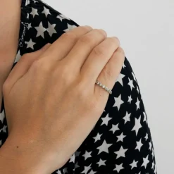 Demie alliance en or gris et diamants