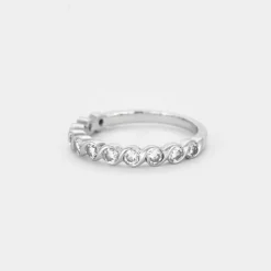 Demie alliance en or gris et diamants