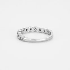 Demie alliance en or gris et diamants