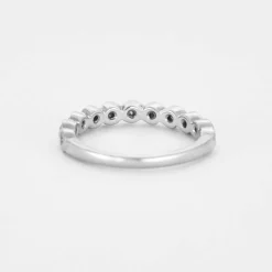 Demie alliance en or gris et diamants