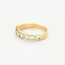 Demie alliance en or jaune et diamants