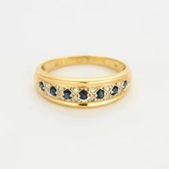 Demie-alliance en or deux tons saphirs et diamants