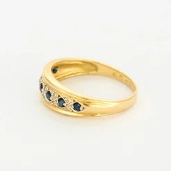 Demie-alliance en or deux tons saphirs et diamants