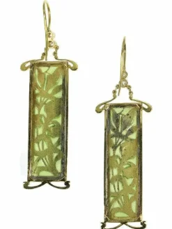 Des boucles d'oreilles en or