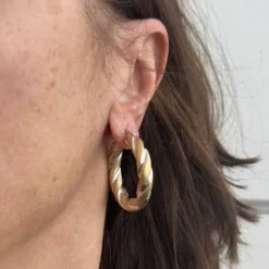 Deux boucles d'oreilles créoles en or