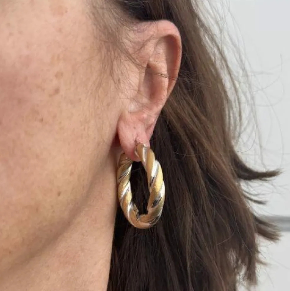 Deux boucles d'oreilles créoles en or