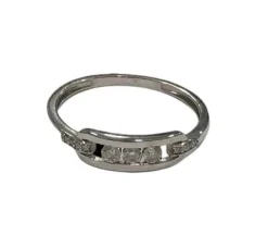 Délicate bague trilogie diamants