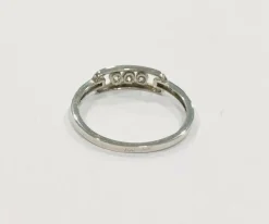 Délicate bague trilogie diamants