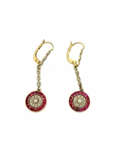 Dormeuses anciennes à pendeloques en or jaune, rubis, diamants, perle