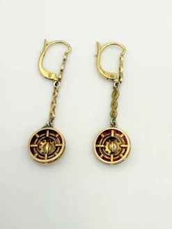 Dormeuses anciennes à pendeloques en or jaune, rubis, diamants, perle