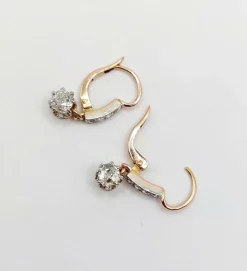 Dormeuses antique or rose 18k sertie de diamants en serti griffes surmonté d'une ligne de diamants taillé en rose