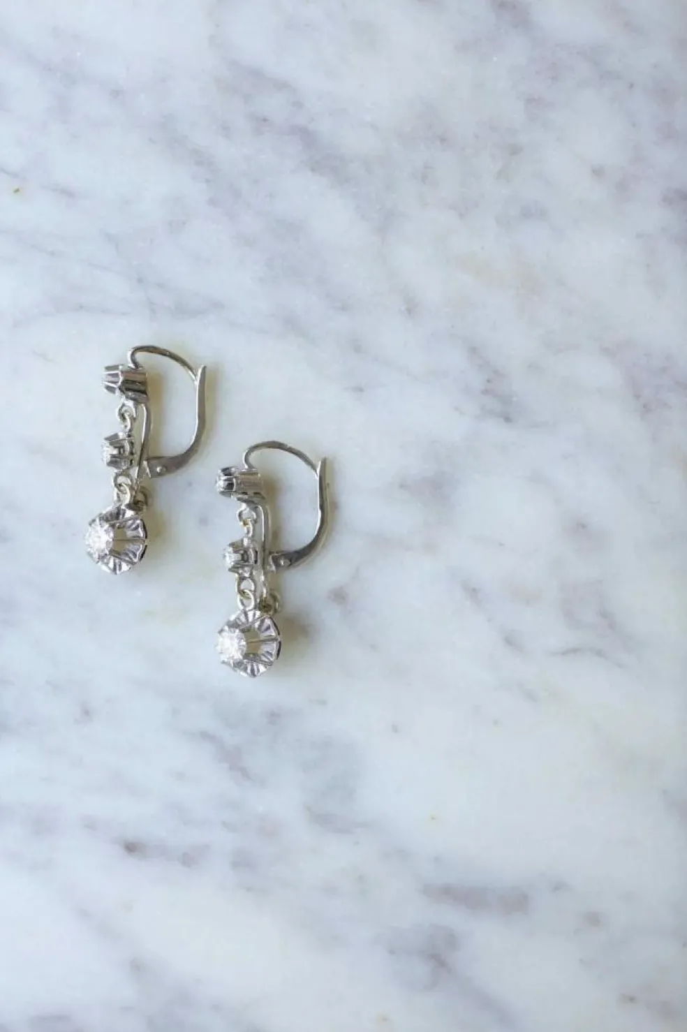 Dormeuses Art Deco en or gris et diamants