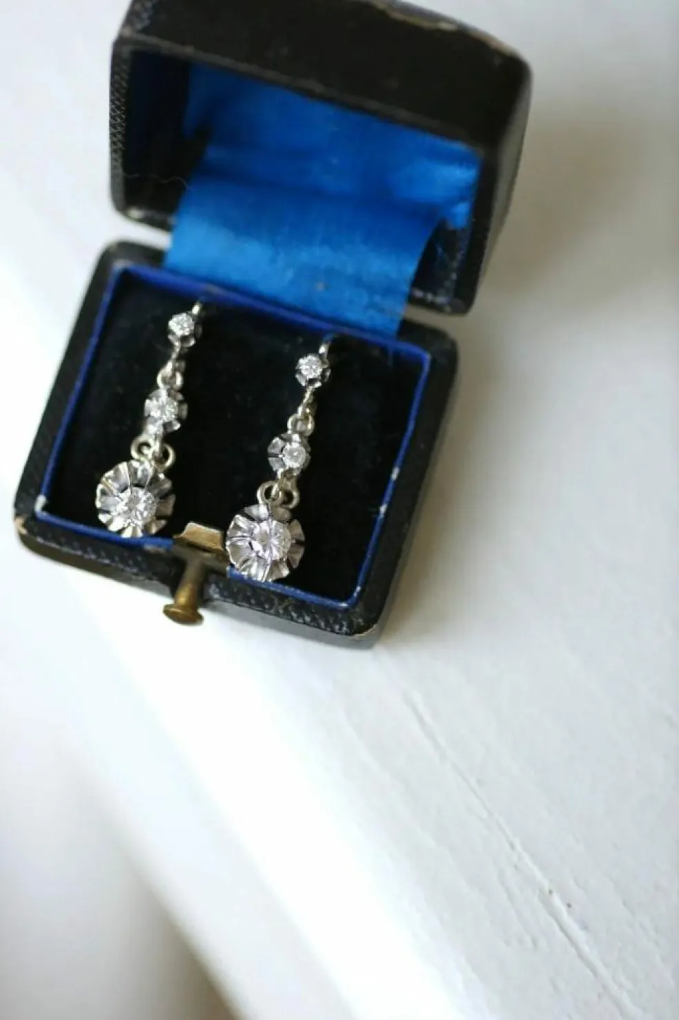 Dormeuses Art Deco en or gris et diamants