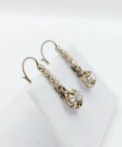 Dormeuses or blanc et platine, diamants (circa 1930)