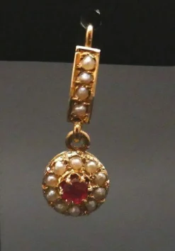 Dormeuses Perles Et Pierre Rouge, Or 18 Carats.