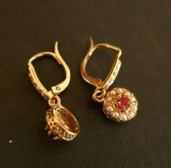 Dormeuses Perles Et Pierre Rouge, Or 18 Carats.