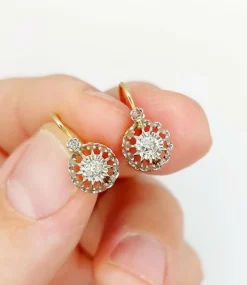 Dormeuses victorienne or jaune ornée de diamants tailles anciennes en sertis fleur de lys
