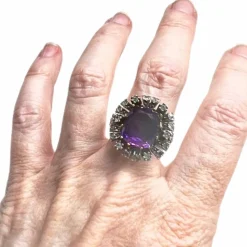 ensemble de bague et boucles d'oreilles en or et argent avec saphirs