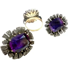 ensemble de bague et boucles d'oreilles en or et argent avec saphirs
