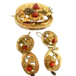 Ensemble de style élisabéthain composé d'une broche et de boucles d'oreilles en or 18 carats avec corail