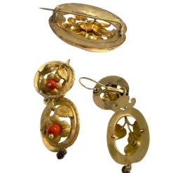 Ensemble de style élisabéthain composé d'une broche et de boucles d'oreilles en or 18 carats avec corail
