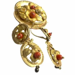 Ensemble de style élisabéthain composé d'une broche et de boucles d'oreilles en or 18 carats avec corail