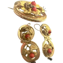 Ensemble de style élisabéthain composé d'une broche et de boucles d'oreilles en or 18 carats avec corail