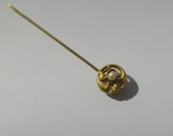 Epingle serpent chien, or rose et perle fine