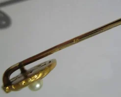 Epingle serpent chien, or rose et perle fine