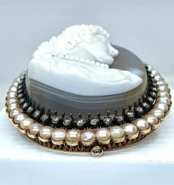 Exceptionnelle broche en or jaune camée sur agate représentant Caroline Murat 19e
