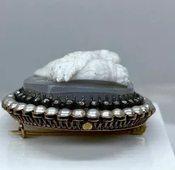 Exceptionnelle broche en or jaune camée sur agate représentant Caroline Murat 19e