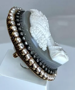 Exceptionnelle broche en or jaune camée sur agate représentant Caroline Murat 19e