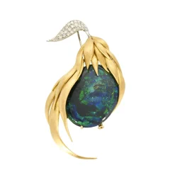 Exceptionnelle Broche Opale Australienne de 27cts, or, platine et diamants