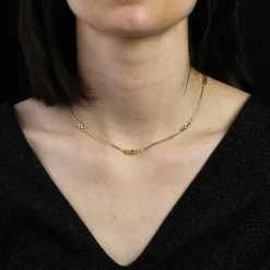 Fin collier or maille gourmette plat et ses motifs avec saphirs
