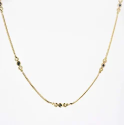 Fin collier or maille gourmette plat et ses motifs avec saphirs