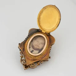 Grand médaillon victorien antique en or jaune 14 carats avec pendentif en diamant et papillon