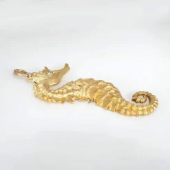 Grand pendentif hippocampe vintage en or jaune avec œil en diamant