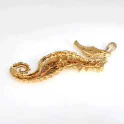 Grand pendentif hippocampe vintage en or jaune avec œil en diamant