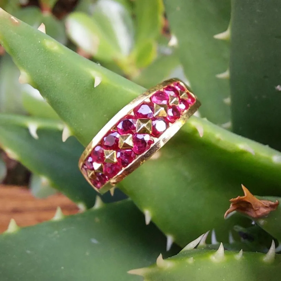 HENRI MARTIN (attribué à) Bague jonc rubis et or jaune
