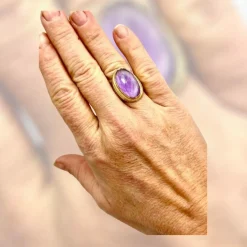 Importante bague en or 18 carat sertie d'une améthyste facettée