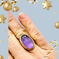 Importante bague en or 18 carat sertie d'une améthyste facettée