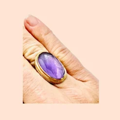 Importante bague en or 18 carat sertie d'une améthyste facettée