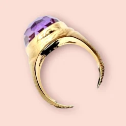 Importante bague en or 18 carat sertie d'une améthyste facettée