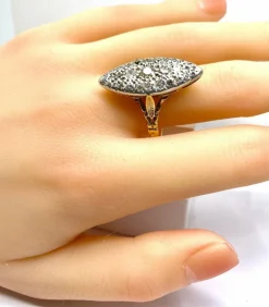 Importante bague marquise en or 18 carats et platine sertie de diamants
