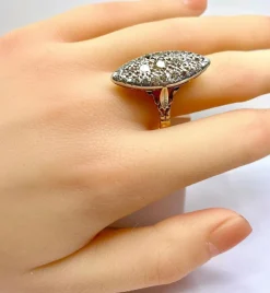 Importante bague marquise en or 18 carats et platine sertie de diamants